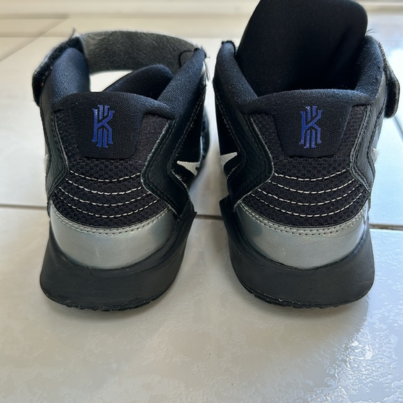 Nike Kyrie Infinity Basketball Shoe (little kids / preschool ) - Picture 4 of 12